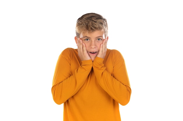 Foto adolescente em camiseta laranja