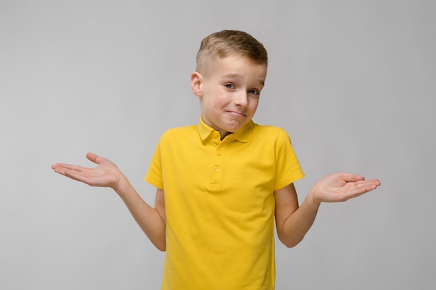 Adolescente em camiseta