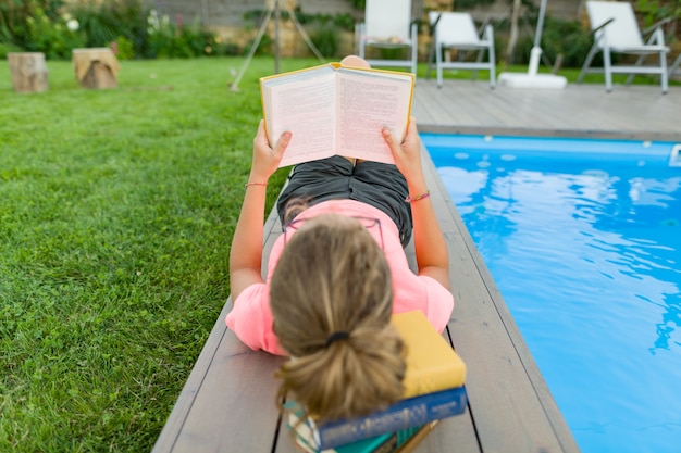 Adolescente em copos lê um livro