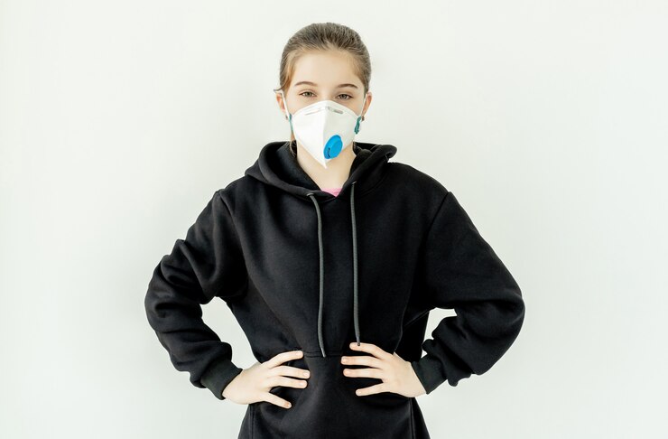 Foto adolescente em máscara médica
