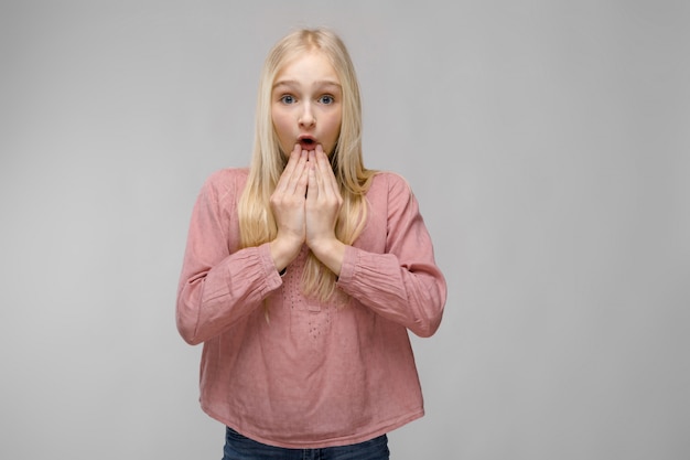 Adolescente em roupas da moda