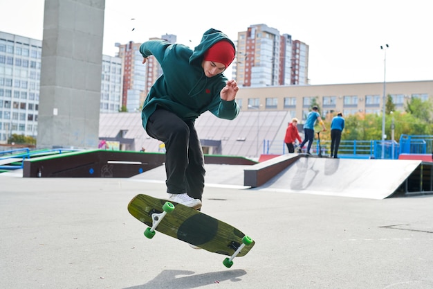 Adolescente em Skate Park