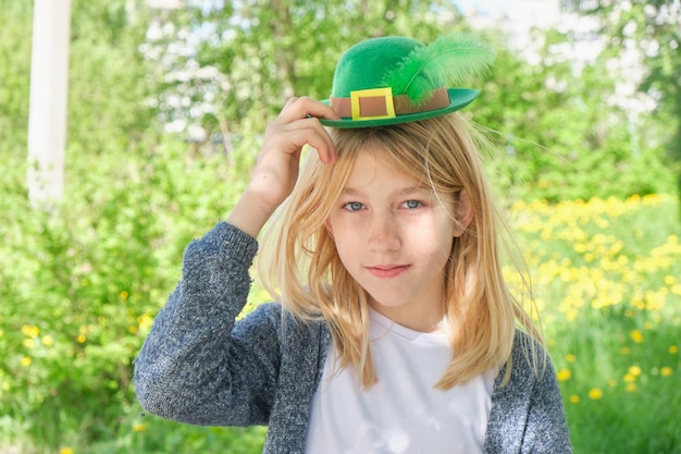 Adolescente em um chapéu de duende verde