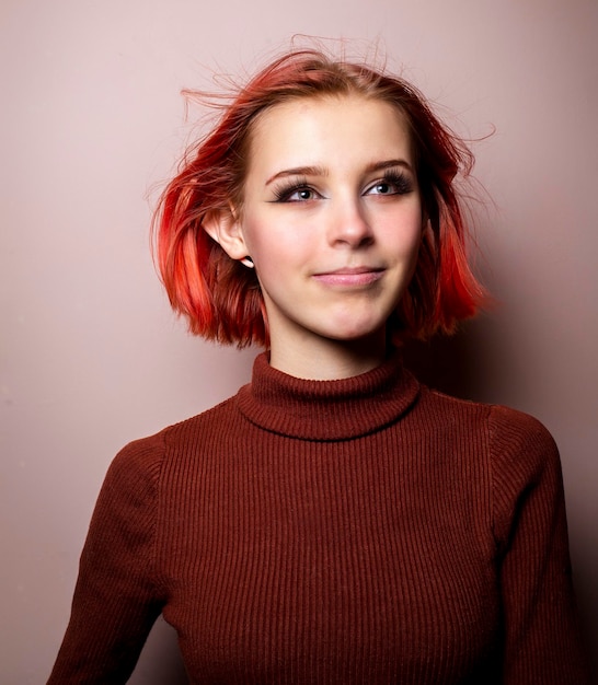 Adolescente emocional com cabelo rosa e orelhas de elfo