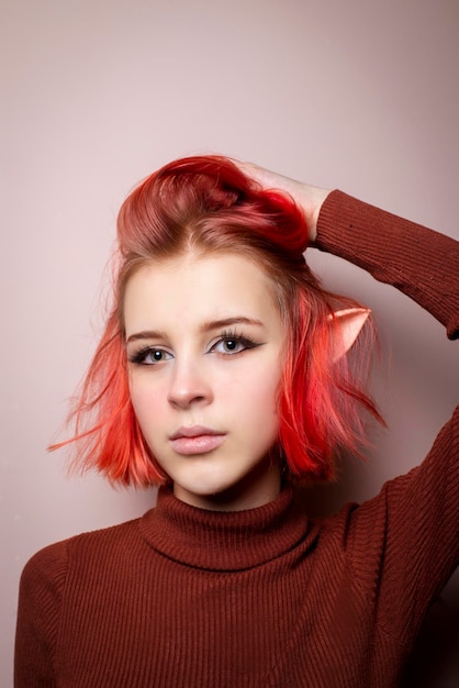 Adolescente emocional com cabelo rosa e orelhas de elfo