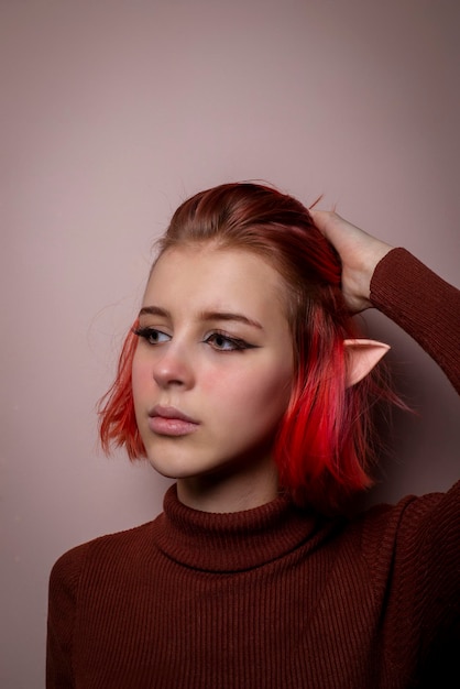 Adolescente emocional com cabelo rosa e orelhas de elfo