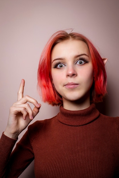 Adolescente emocional com cabelo rosa e orelhas de elfo