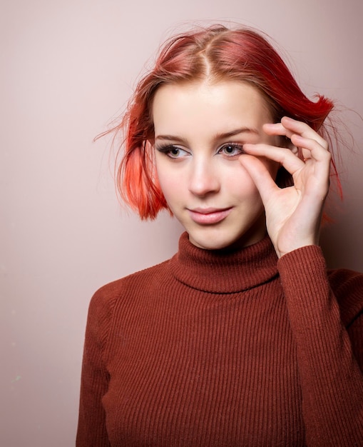 Adolescente emocional com cabelo rosa e orelhas de elfo