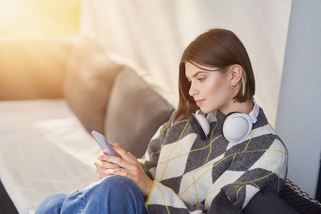 Adolescente enviando mensagens de texto em casa