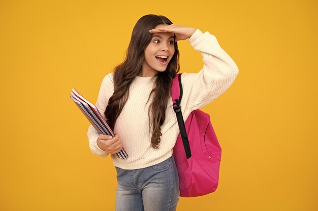 Adolescente de la escuela con libro y cuaderno Adolescente colegiala estudiante fondo aislado