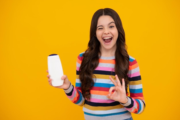 Adolescente espantado Adolescente com xampus condicionadores ou gel de banho Crianças cosméticos para cuidados com o cabelo