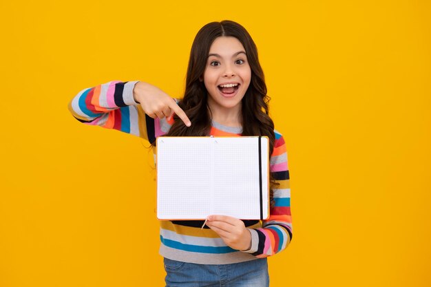 Adolescente espantado criança da escola com livro aprendizagem e educação menina adolescente excitada