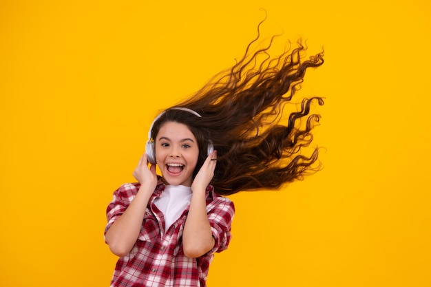 Adolescente espantado Criança ouvindo música com fones de ouvido Menina ouvindo músicas via wireless