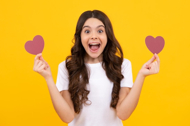 Adolescente espantado Felicidade crianças e conceito de amor Romântica linda adolescente com coração vermelho dia mundial do coração feliz dia dos namorados Menina adolescente animada