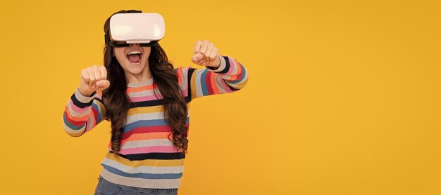 Adolescente espantado Gadgets virtuais para crianças tempo livre e estudo Adolescente usa óculos vr Banner de menina criança com retrato de estúdio de fone de ouvido vr de realidade virtual com espaço de cópia