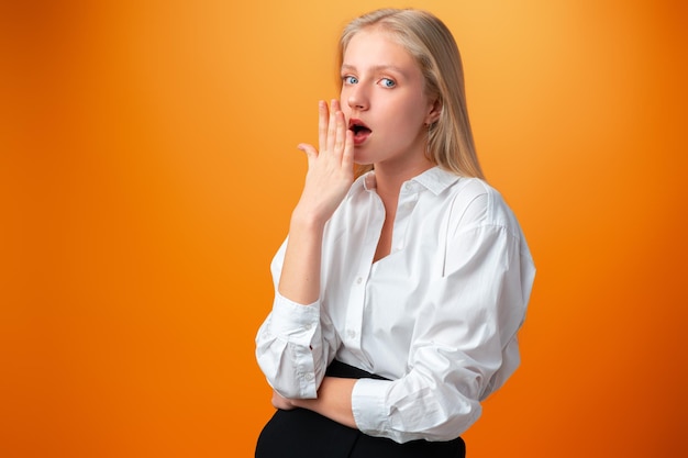 La adolescente está aburrida y pensando en el fondo naranja