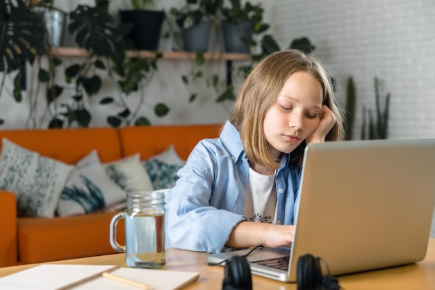 adolescente está exausta com homeschooling