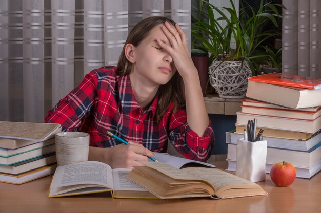 Adolescente está fazendo a lição de casa