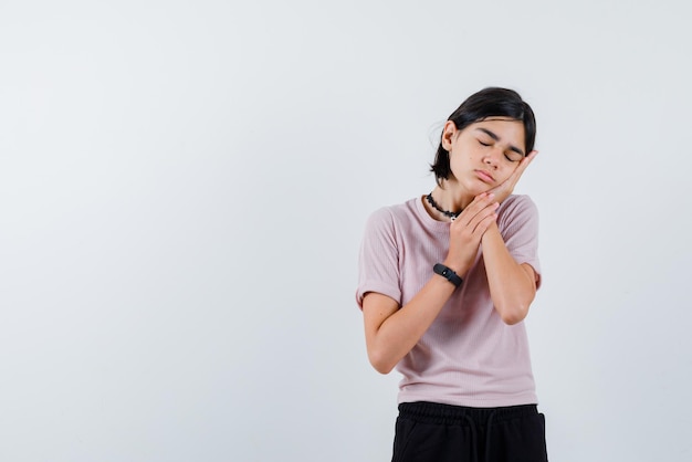 La adolescente está mostrando sueño getsure sobre fondo blanco.