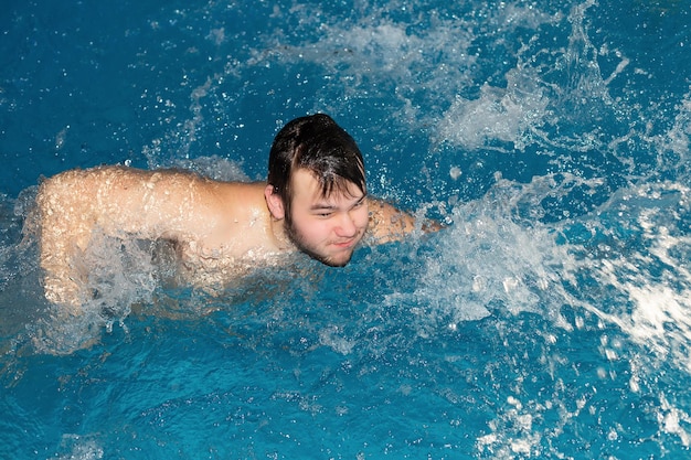 Un adolescente está nadando en el agua Deportes y recreación Ocio y estilo de vida