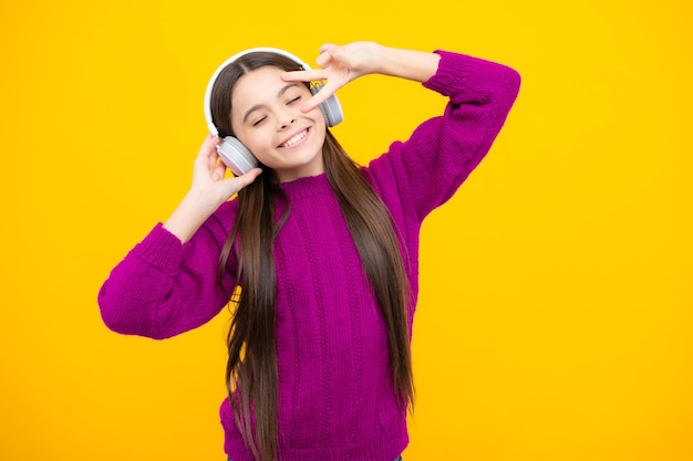 Adolescente con estilo escuchando música con auriculares Concepto de estilo de vida para niños Auriculares inalámbricos