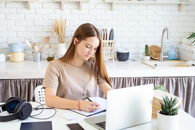 adolescente estudiando desde casa