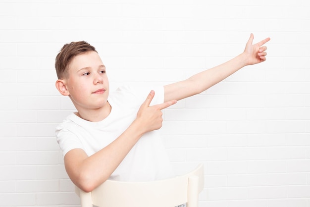 Adolescente europeo señalando algo y sonriendo