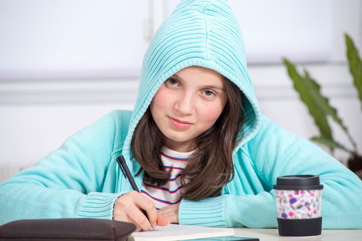 Foto adolescente fazendo a lição de casa