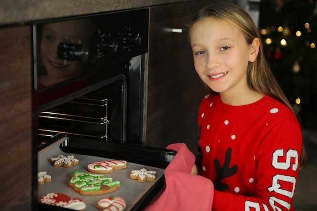 Foto adolescente fazendo biscoitos de gengibre de natal em casa