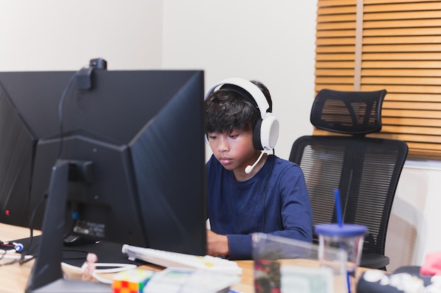 Foto adolescente fazendo lição de casa no computador em casa