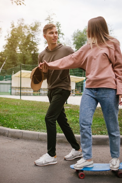 Adolescente fecha relación romance amor ocio