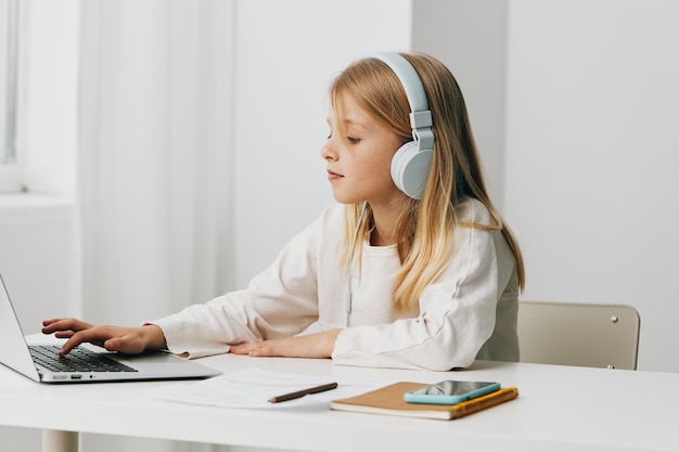 Una adolescente feliz aprendiendo en línea usando una computadora portátil para el aprendizaje electrónico en casa descripción una sonrisa linda