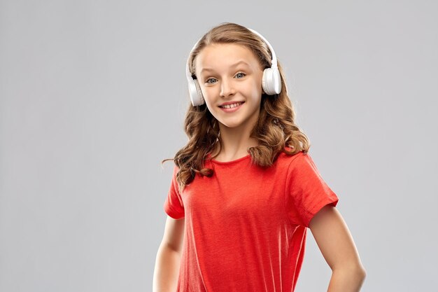 una adolescente feliz con auriculares