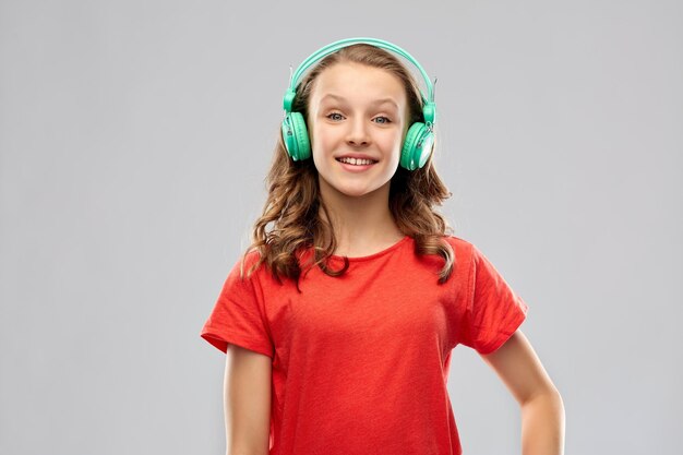 Foto una adolescente feliz con auriculares