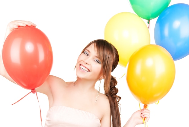 adolescente feliz com balões sobre branco