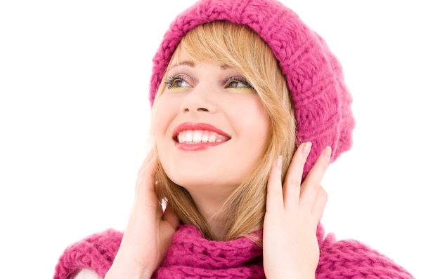 adolescente feliz com chapéu de inverno sobre branco