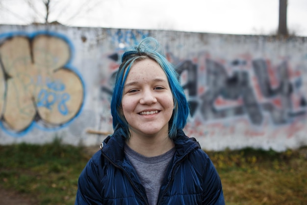 Adolescente feliz com pele de problema de cabelo azul