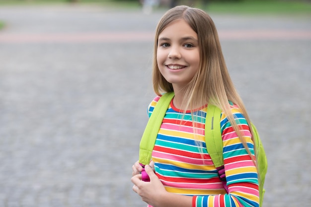 Adolescente feliz de volta à escola ao ar livre copie o espaço