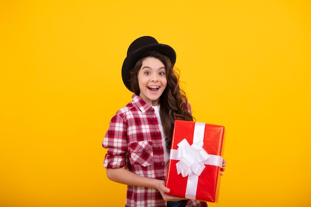 Adolescente feliz emociones positivas y sonrientes de jovencita Niño con caja de regalo presente sobre fondo de estudio aislado Regalos para cumpleaños de niños