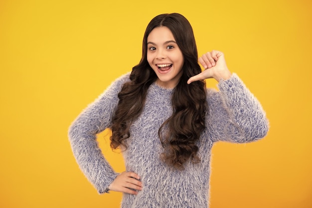 Adolescente feliz emociones positivas y sonrientes de la jovencita