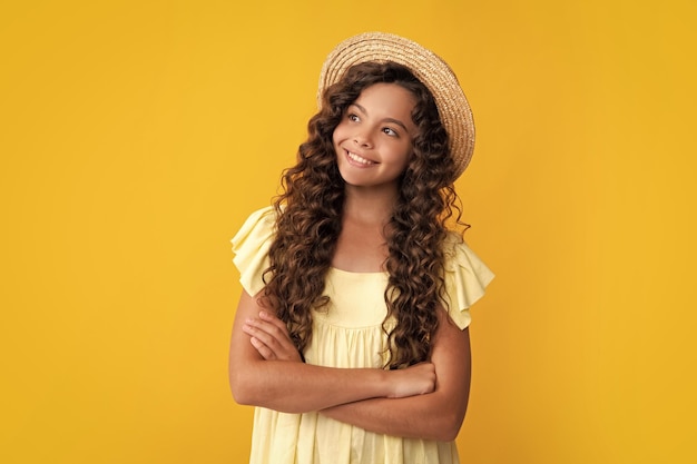 Adolescente feliz emociones positivas y sonrientes de niña adolescente Retrato emocional de niña adolescente caucásica aislada sobre fondo amarillo de estudio