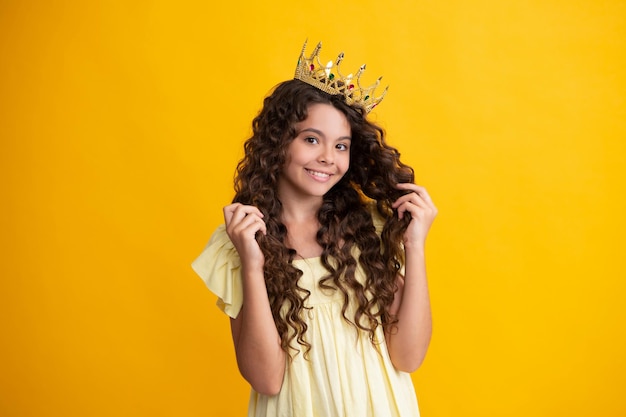 Adolescente feliz Festa de aniversário de meninas criança engraçada na coroa Imagine-se uma rainha usando diadema Adolescente de sucesso usando luxo coroa rainha da beleza sucesso