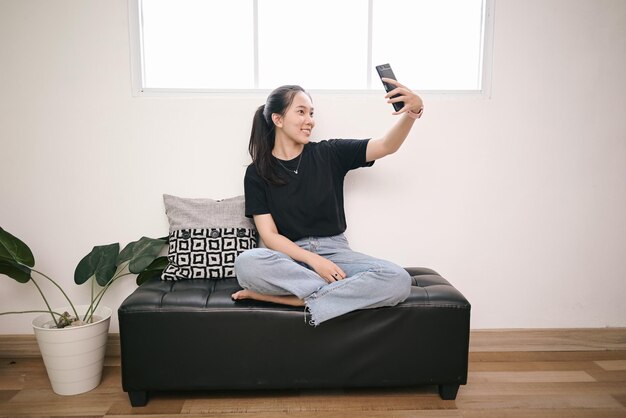 Una adolescente feliz de la Generación Z se toma una selfie usando su teléfono inteligente para las redes sociales