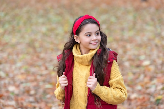 Adolescente feliz en el moderno estilo callejero de otoño el día de otoño