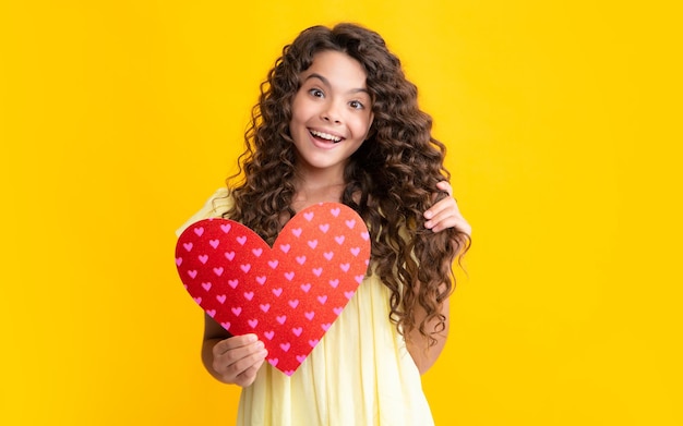 Adolescente feliz retrato día de San Valentín soñando lindo niño adolescente con corazón rojo niña sonriente