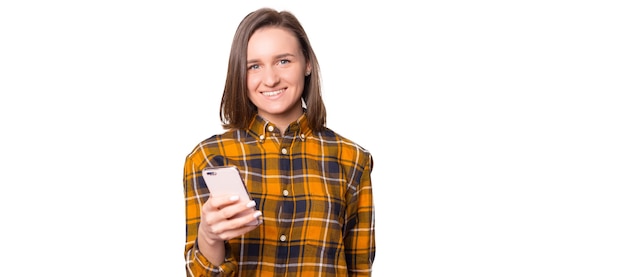 Foto adolescente feliz mediante teléfono móvil