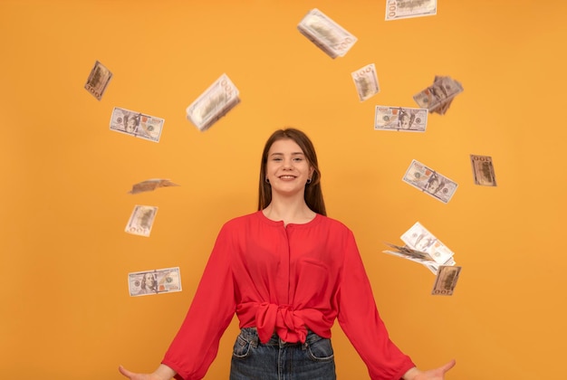 Adolescente feliz tirando billetes de dólar Concepto rico y rico Chica feliz con dinero alrededor