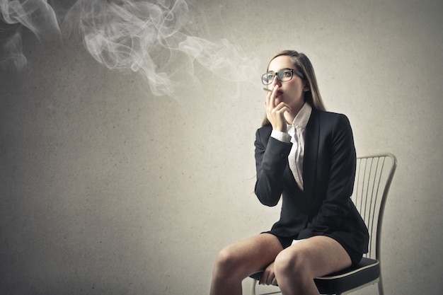 Adolescente fumando