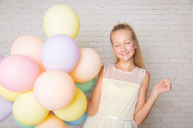 Adolescente con globos en casa