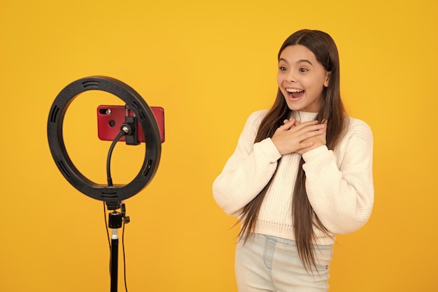 Adolescente grabando videos de medios en línea Niña adolescente transmitiendo en línea y compartiendo contenido de redes sociales